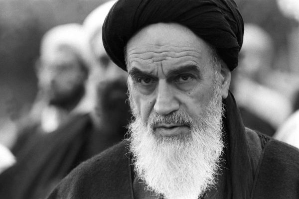 چرا امام خمینی به مبارزه مسلحانه عليه شاه اعتقاد نداشت؟